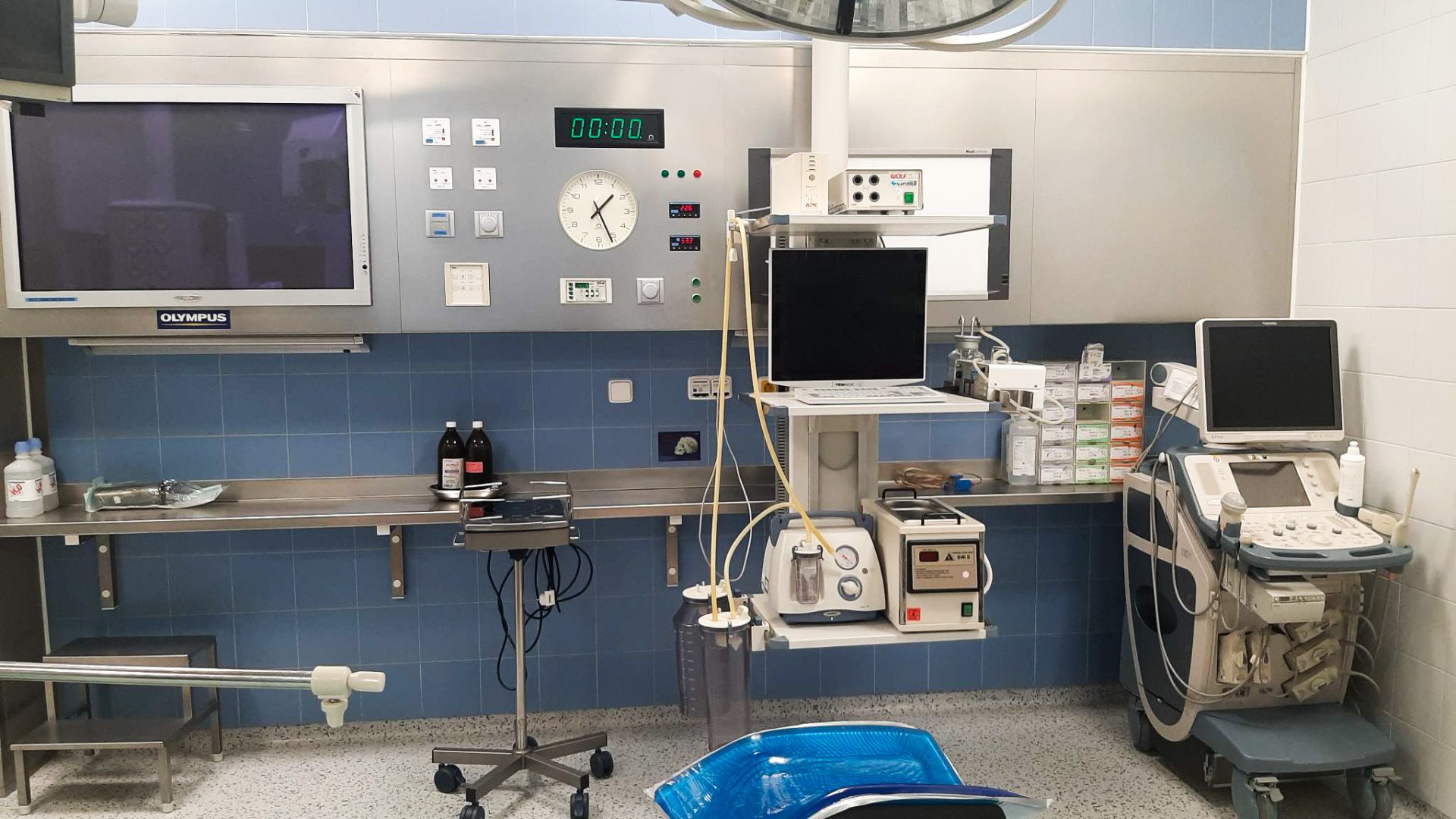 Operační sál s různými přístroji, dezinfekčními přípravky, monitory